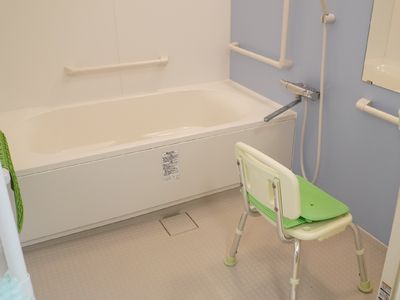 バリアフリー設計の浴室