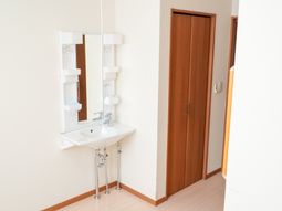 明るい洗面台と扉