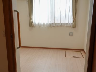 居室の床と窓明るい空間