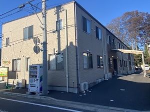 明るい外観の建物