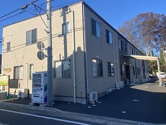 明るい外観の建物