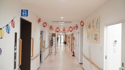 廊下の明るい様子