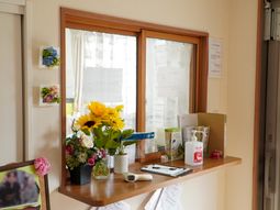 明るい花と情報コーナー