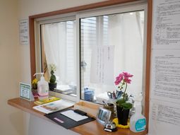 受付カウンターと掲示物