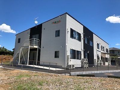 明るい日差しの外観