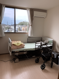 窓辺のベッドと車椅子