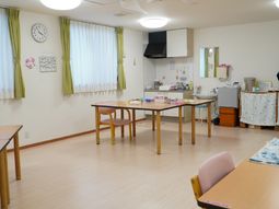 清潔な共用ダイニング空間