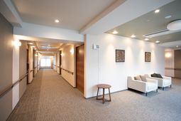 明るい照明の廊下