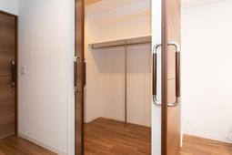 整頓されたクローゼット