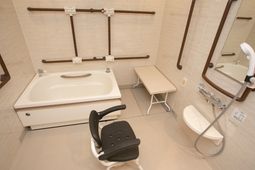 バリアフリー設計の浴室