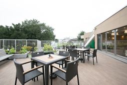 屋外の植物が並ぶテラス