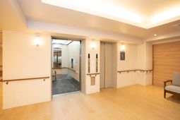 明るいロビーのエレベーター前