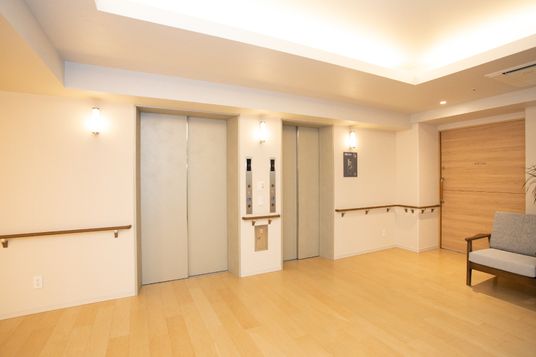 廊下にあるエレベーターと部屋
