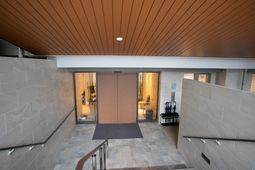 明るいエントランスの様子