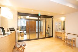 明るいエントランス風景