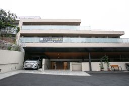 モダンな建物エントランス