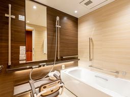 手すり付き清潔な浴室