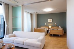 明るい居室の様子