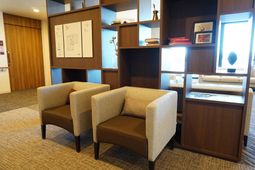 落ち着いた空間のラウンジ