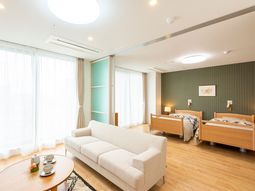 明るい居室の様子