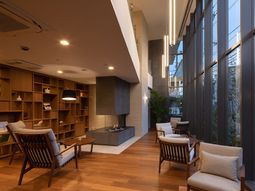 落ち着いたデザインのラウンジ