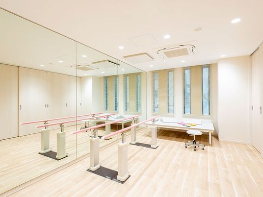 訓練用具のある明るい部屋