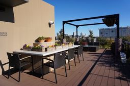 都市景色の見えるテラス