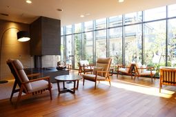 明るいラウンジの様子