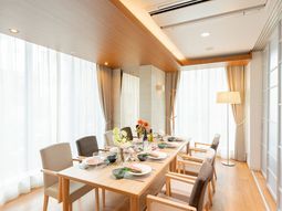 明るい食事スペース