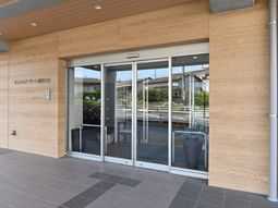 エントランスの明るい外観