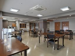 広々とした共有ダイニングスペース