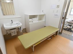 施設の洗面所とベッド