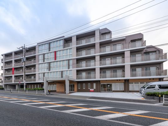 洗練された外観の建物