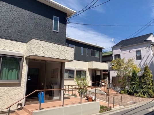 建物外観と玄関先  