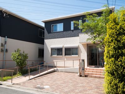 明るい建物のエントランス