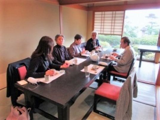 共用和室での食事風景