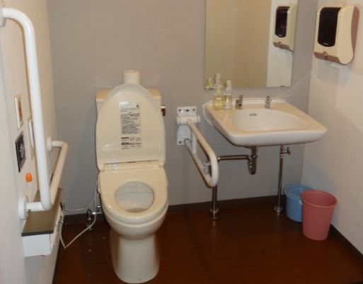 バリアフリー設計のトイレ