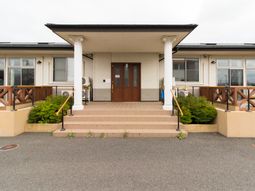 清潔なエントランス外観