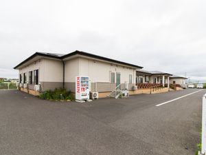 明るく広々とした施設外観