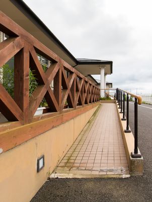 屋外のバリアフリー通路