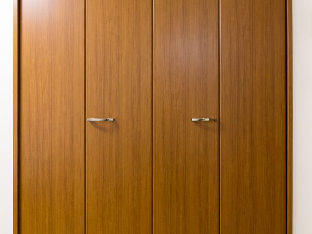 茶色いクローゼットの扉 クローゼット シンプルで落ち着いたデザインの収納スペースです。ものを整理しやすく、使い勝手の良い環境を提供しています。