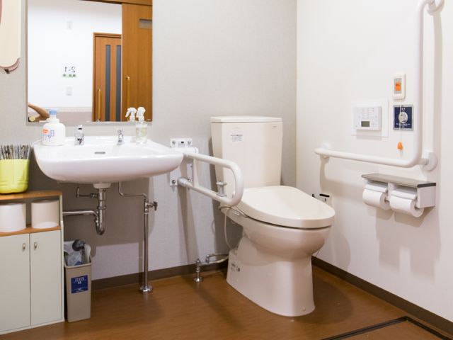 バリアフリー対応洗面トイレ トイレ 手すりが付いた清潔感のあるトイレです。安全にご利用いただくための工夫が見受けられます。