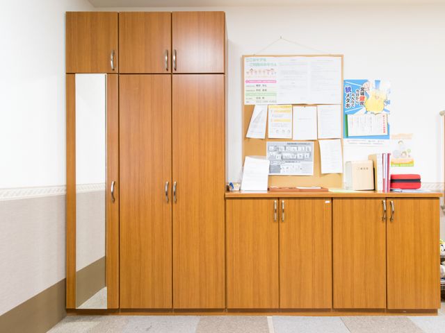 整理された受付カウンター 靴箱 居心地の良いフロントでは、情報掲示板が整然と設置されており、訪れた方々を暖かく迎え入れます。