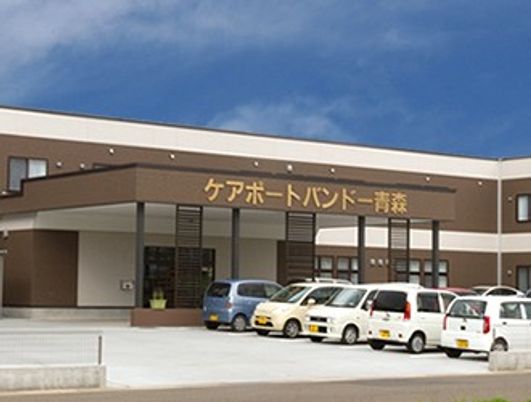 施設外観と駐車場  