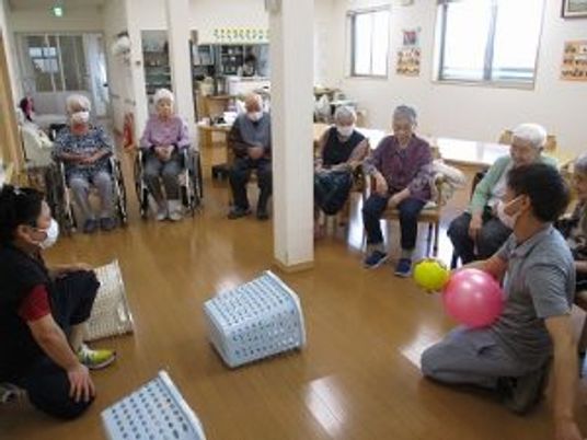 笑顔の職員と高齢者