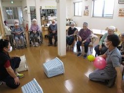活動する人々とスタッフ多目的室