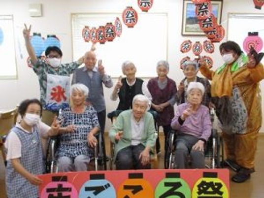明るいスペースで働く介護スタッフ