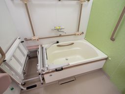 バリアフリー設計の浴室