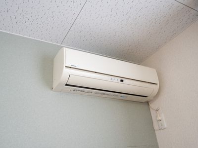 壁に取り付けられたエアコン