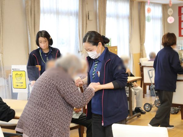 手厚い支援をするスタッフ